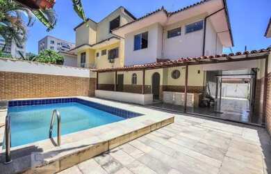 Imagem: A casa em condomínio possui 4 Dormitórios, 3 Banheiros, 4