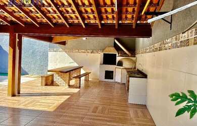 Imagem: A casa possui 3 Dormitórios, 3 Banheiros, 4 Vagas na garagem