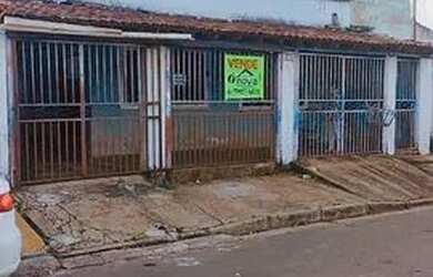 Imagem: A casa possui 3 Dormitórios, 1 Banheiro, 2 Vagas na garagem