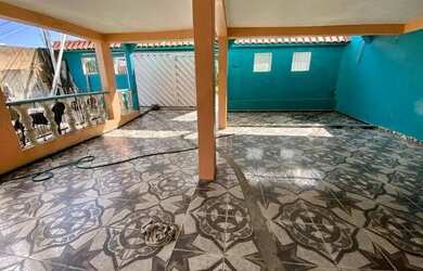 Imagem: A casa possui 3 Dormitórios, 1 Banheiro, 2 Vagas na garagem