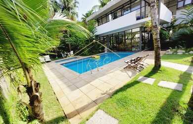 Imagem: A casa possui 5 Dormitórios, 5 Banheiros, 4 Vagas na garagem