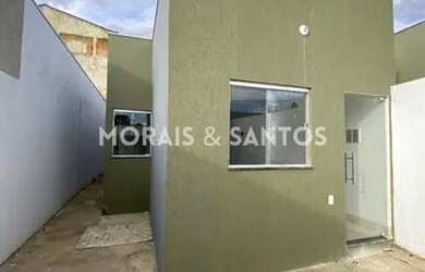 Imagem: A casa possui 3 Dormitórios, 1 Banheiro, 2 Vagas na garagem