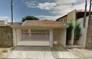 Imagem: A casa possui 3 Dormitórios, 2 Banheiros, 4 Vagas na garagem