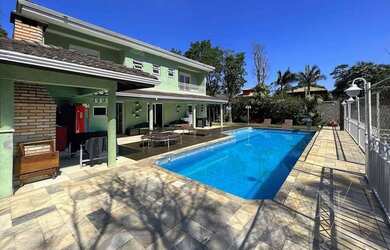 Imagem: A casa possui 4 Dormitórios, 5 Banheiros, 4 Vagas na garagem