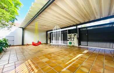 Imagem: A casa possui 4 Dormitórios, 5 Banheiros, 4 Vagas na garagem