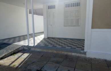 Imagem: A casa possui 3 Dormitórios, 3 Banheiros, 4 Vagas na garagem