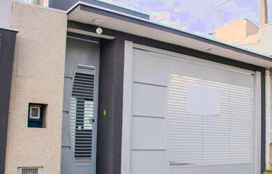 Imagem: A casa possui 2 Dormitórios, 2 Banheiros, 2 Vagas na garagem