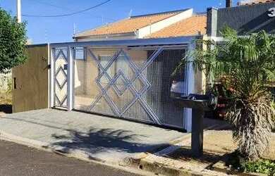 Imagem: A casa possui 3 Dormitórios, 2 Banheiros, 1 Vaga na garagem