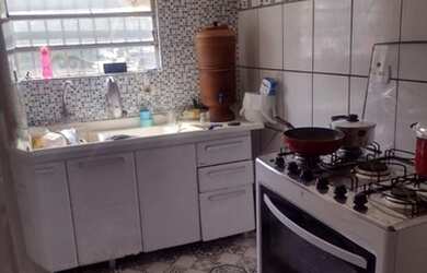 Imagem: A casa possui 2 Dormitórios, 1 Banheiro, 2 Vagas na garagem