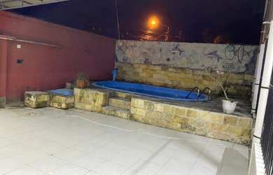 Imagem: A casa possui 3 Dormitórios, 2 Banheiros, 3 Vagas na garagem