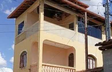 Imagem: A casa possui 5 Dormitórios e 3 Banheiros e está localizado