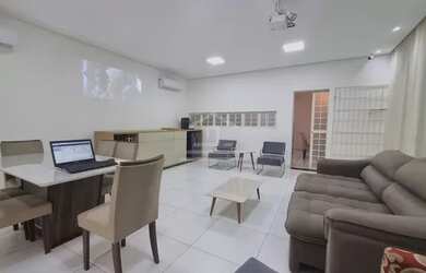 Imagem: A casa possui 3 Dormitórios, 3 Banheiros, 5 Vagas na garagem