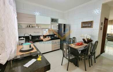 Imagem: A casa possui 3 Dormitórios, 2 Banheiros, 2 Vagas na garagem