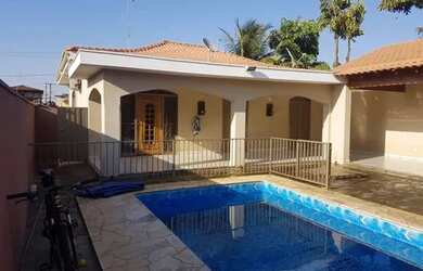 Imagem: A casa possui 3 Dormitórios, 3 Banheiros, 3 Vagas na garagem