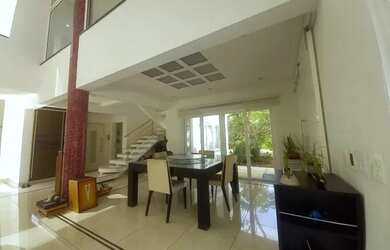 Imagem 12: Casa com Arquitetura Moderna toda Envidraçada em local alto com linda vista!