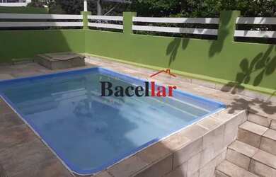 Imagem: A casa possui 5 Dormitórios, 2 Banheiros, 2 Vagas na garagem