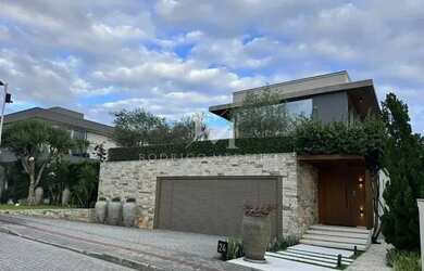 Imagem: A casa em condomínio possui 4 Dormitórios, 5 Banheiros, 4