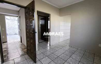 Imagem: A casa possui 2 Dormitórios, 1 Banheiro, 4 Vagas na garagem