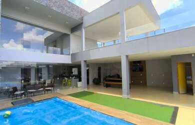 Imagem: A casa possui 3 Dormitórios, 2 Banheiros, 5 Vagas na garagem