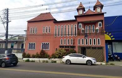 Imagem: A casa possui 5 Dormitórios, 5 Banheiros, 2 Vagas na garagem