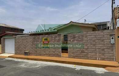 Imagem: A casa possui 4 Dormitórios, 1 Banheiro, 2 Vagas na garagem