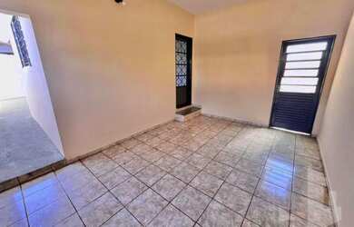 Imagem: A casa possui 2 Dormitórios, 1 Banheiro, 1 Vaga na garagem