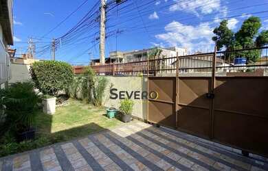 Imagem: A casa possui 3 Dormitórios, 1 Banheiro, 2 Vagas na garagem