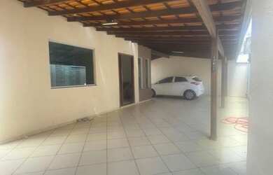 Imagem: A casa possui 4 Dormitórios, 3 Banheiros, 4 Vagas na garagem