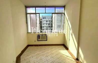 Imagem: O apartamento possui 1 Dormitório, 2 Banheiros, 1 Vaga na garagem