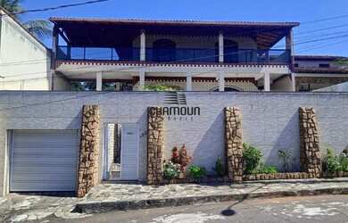 Imagem: A casa possui 4 Dormitórios, 3 Banheiros, 2 Vagas na garagem