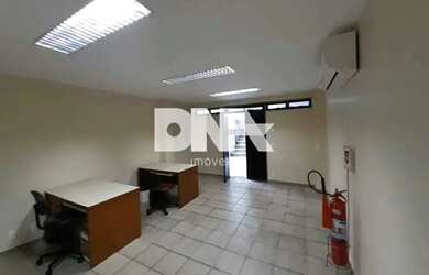 Imagem: O depósito possui 1 Vaga na garagem e 49m² de Área e está