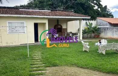 Imagem: A casa possui 3 Dormitórios, 3 Banheiros, 4 Vagas na garagem