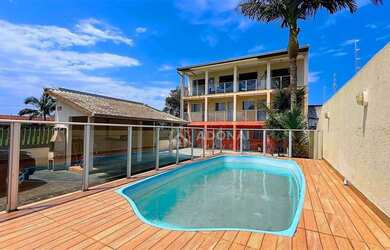 Imagem: A casa possui 5 Dormitórios, 5 Banheiros, 5 Vagas na garagem