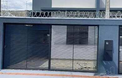 Imagem: A casa possui 3 Dormitórios, 1 Banheiro, 2 Vagas na garagem