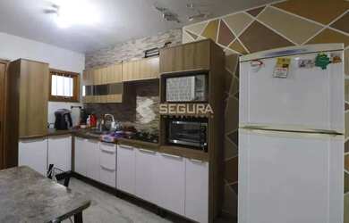 Imagem: A casa possui 2 Dormitórios, 1 Banheiro, 2 Vagas na garagem