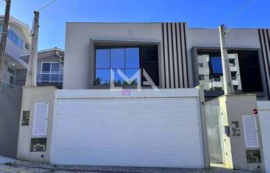 Imagem: A casa possui 3 Dormitórios, 3 Banheiros, 3 Vagas na garagem