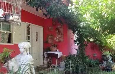 Imagem: A casa possui 3 Dormitórios, 1 Banheiro, 1 Vaga na garagem