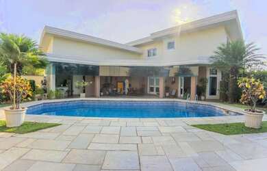 Imagem: A casa em condomínio possui 4 Dormitórios, 5 Banheiros, 2