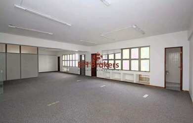 Imagem: O depósito possui 2 Vagas na garagem e 109m² de Área e está