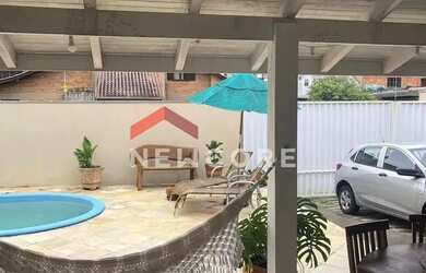 Imagem: A casa possui 4 Dormitórios, 3 Banheiros, 2 Vagas na garagem