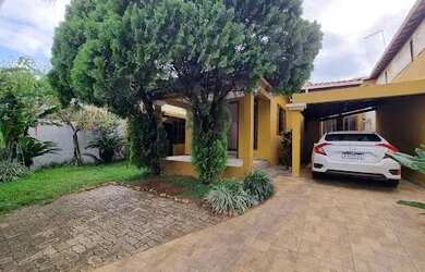 Imagem: A casa possui 3 Dormitórios, 1 Banheiro, 2 Vagas na garagem