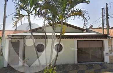 Imagem: A casa possui 3 Dormitórios, 3 Banheiros, 4 Vagas na garagem