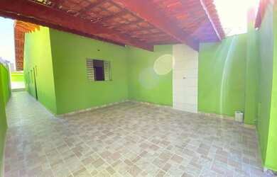 Imagem: A casa possui 2 Dormitórios, 2 Banheiros, 2 Vagas na garagem