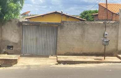 Imagem: A casa possui 2 Dormitórios e 1 Banheiro e está localizado