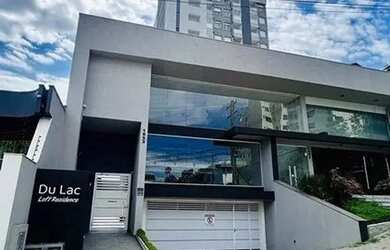 Imagem: O apartamento possui 1 Dormitório, 1 Banheiro, 1 Vaga na garagem