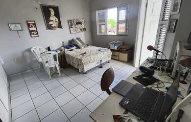 Imagem: A casa possui 3 Dormitórios, 4 Banheiros, 3 Vagas na garagem