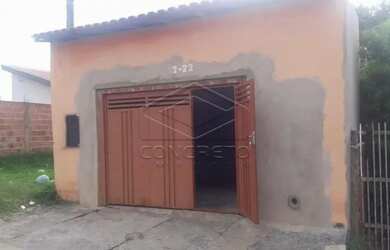 Imagem: A casa possui 2 Dormitórios, 1 Banheiro, 2 Vagas na garagem