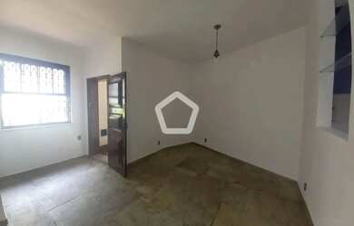 Imagem: O apartamento possui 2 Dormitórios, 1 Banheiro, 2 Vagas na