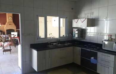 Imagem: A casa possui 3 Dormitórios, 5 Banheiros, 4 Vagas na garagem