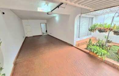 Imagem: A casa possui 3 Dormitórios, 2 Banheiros e está localizado